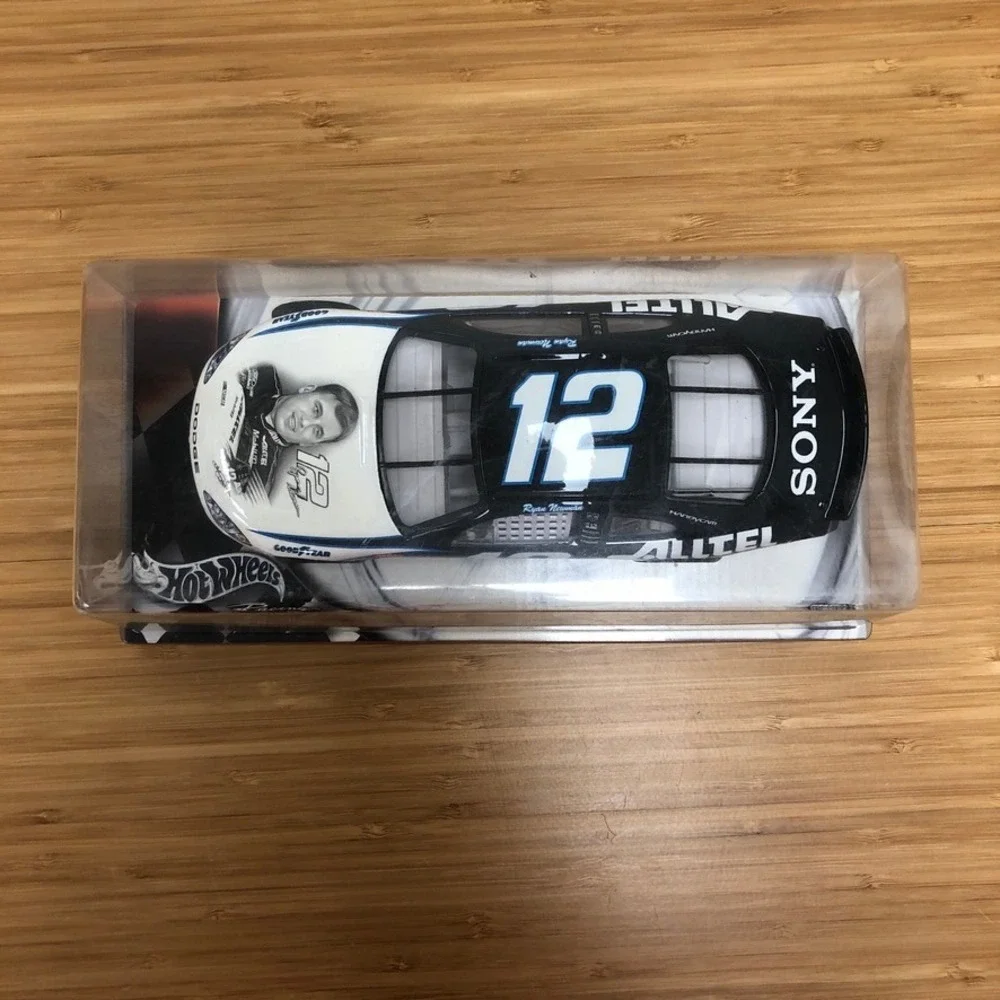 Hot Wheels Racing Diecast 1:24 Unisex Black Ryan Newman 12 Alltel Artist Series